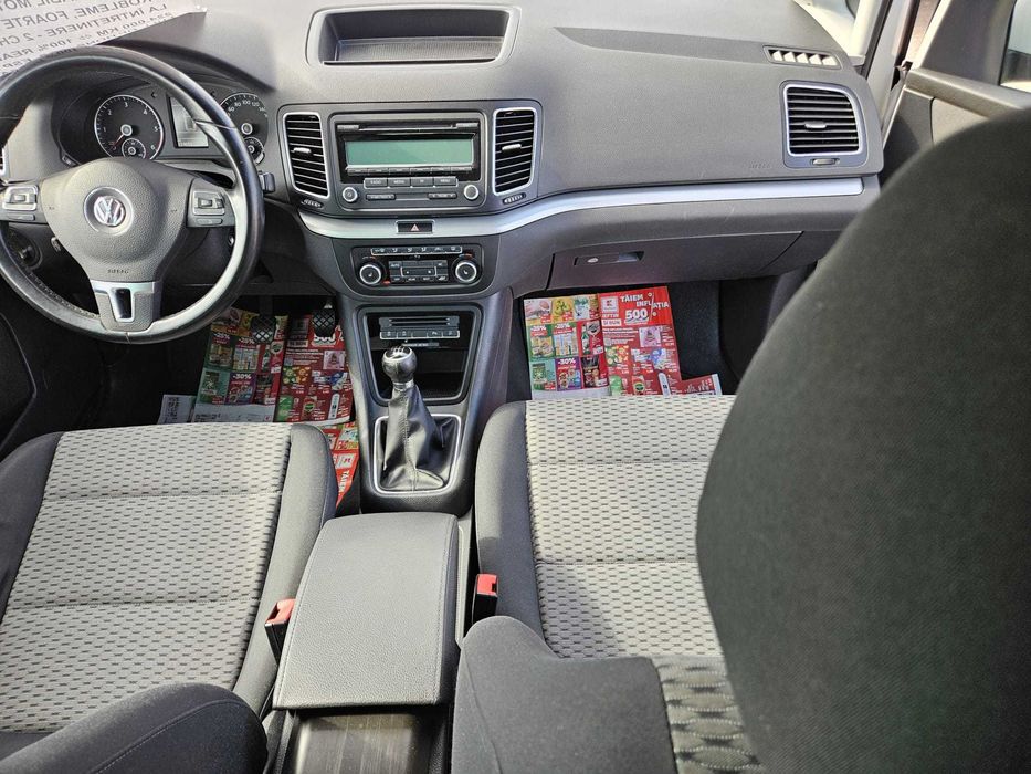 VW Sharan 2.0 TDI 140 CP – an 2012 – Motor CFFB – Alb Perlat – Jante Negre 5 locuri FULL recent adus în țară Unic Proprietar
