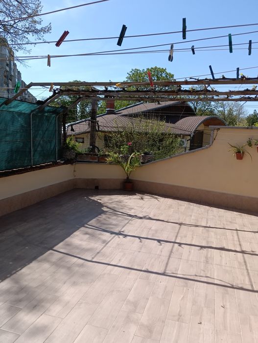 Продава двуетажна сграда жилище и два търговски обекта