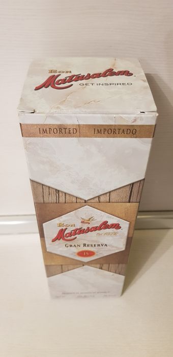 Кутия и празно шише от алкохолна напитка