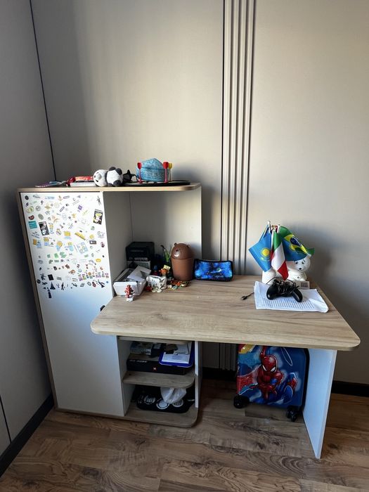 Продается стол-шкаф для школьника