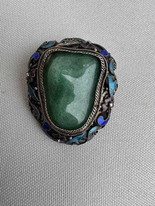 Brosa din argint, jad si email