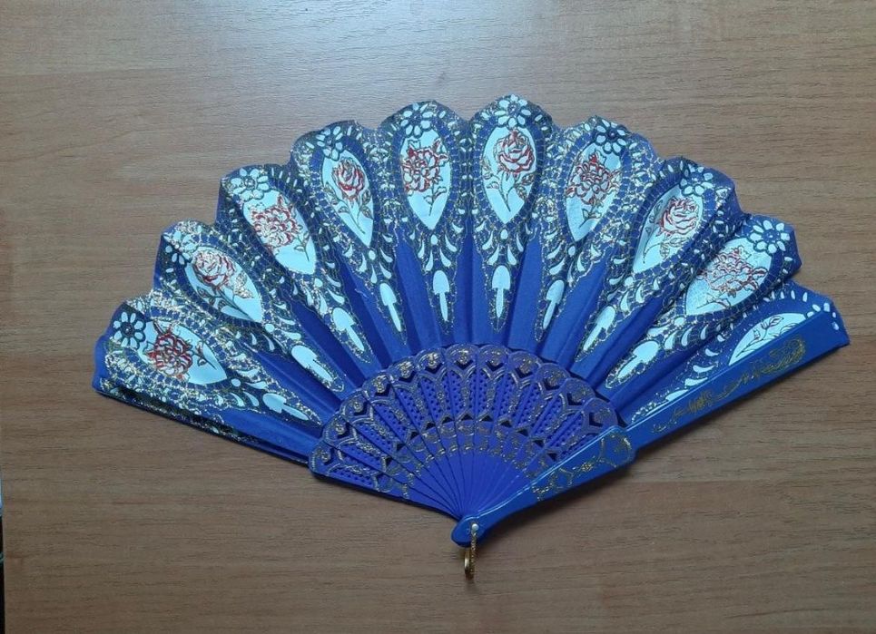 Веер женский с красивым рисунком