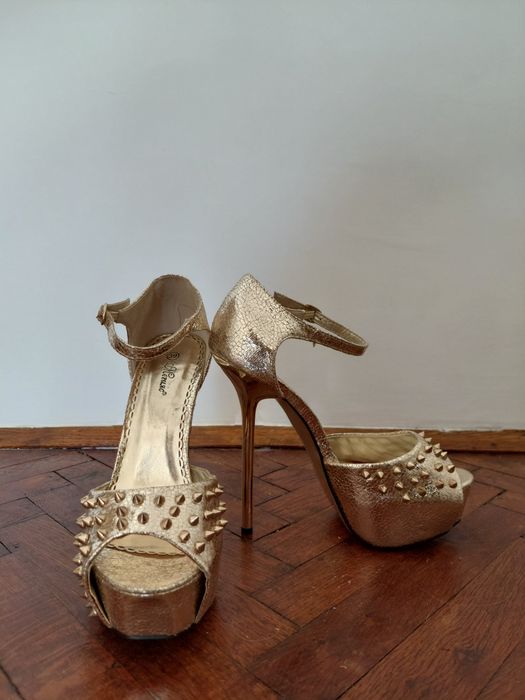 Обувки на висок ток и платформа