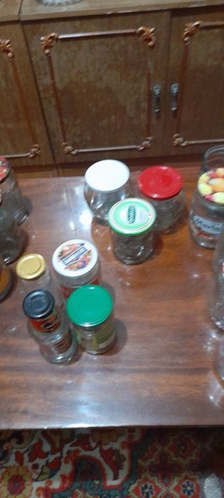 Банки стеклянные с крышками чистые.
