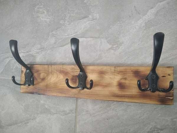 Ръчно изработена дървена закачалка за стена за дрехи в коридор