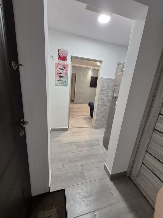 Vând Apartament 3 camere  complet renovat si mobilat.