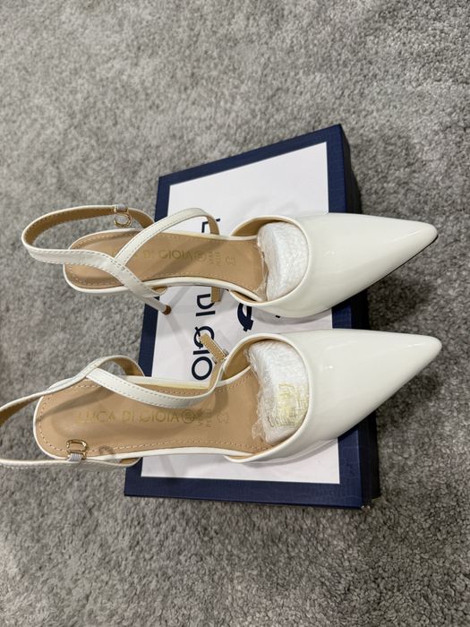 Pantofi stiletto slingback albi din piele lacuita cu toc