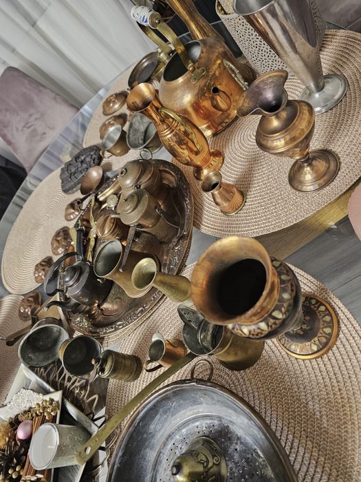 Colectie de obiecte vechi din cupru aduse din Nord