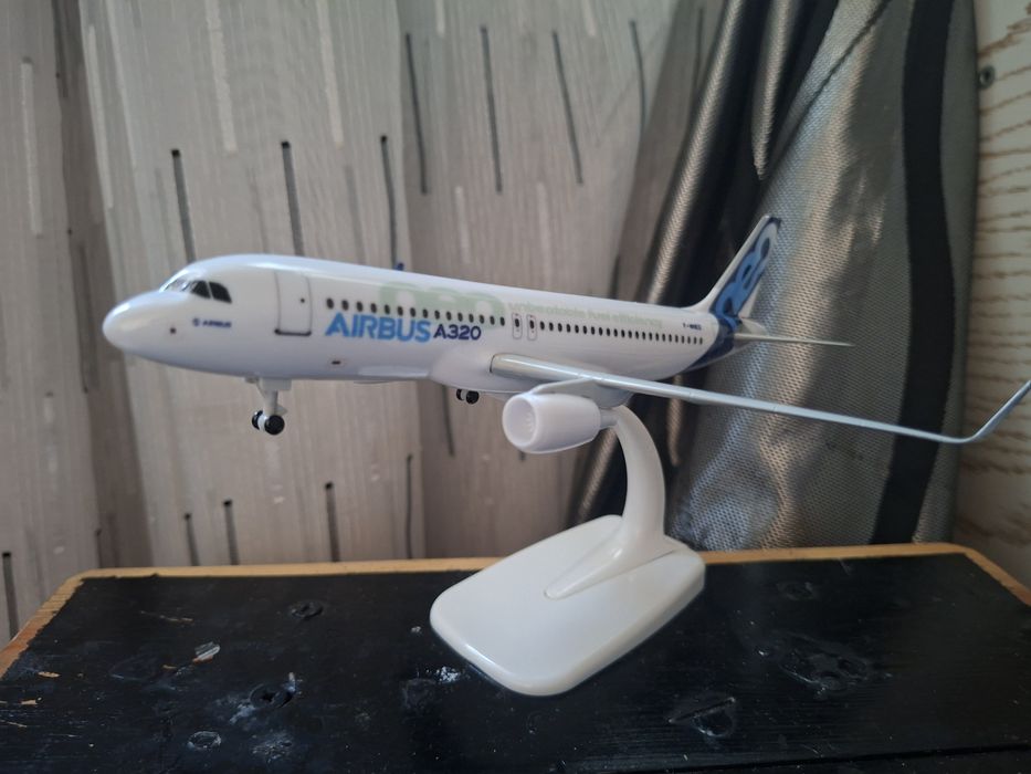 Продам модельку самолёта Airbus A320neo в фирменном ливерии