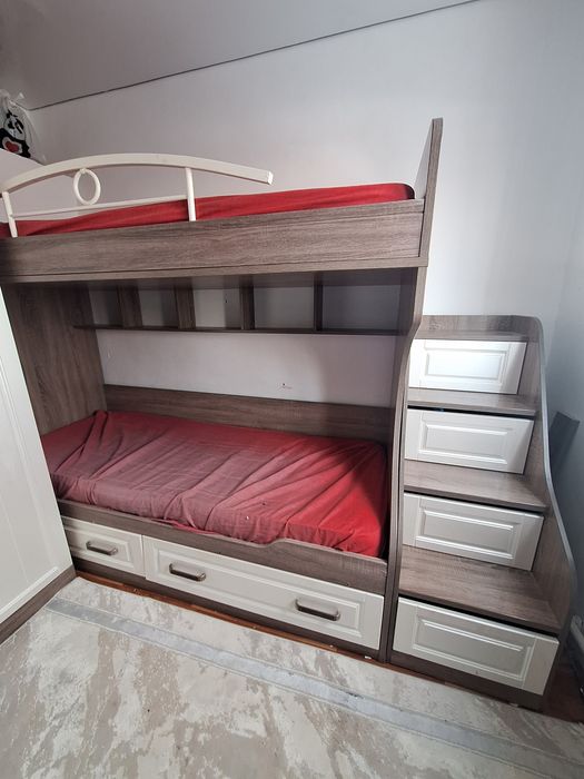Двухярустный кровать