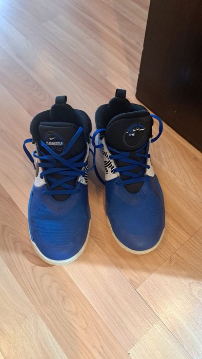 Vând ghete Nike Team Hustle D9, mărimea 39