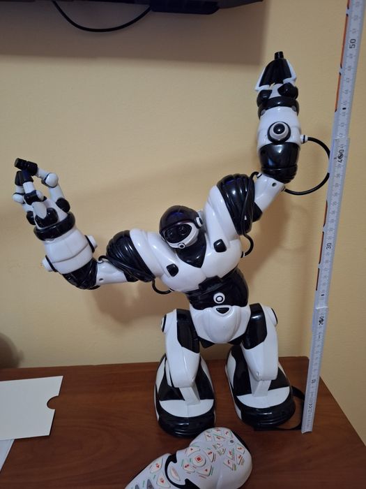 Робот с дистанционно