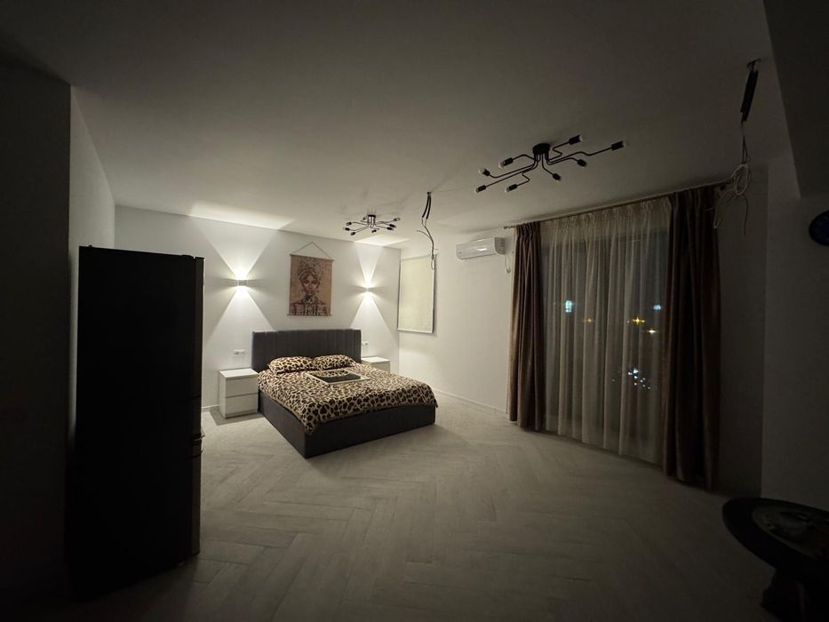 Închiriez Garsoniera noua tip Studio centrală, cu parcare