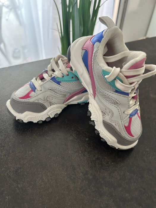 Vand incaltaminte Zara