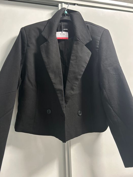 Черно сако с етикет