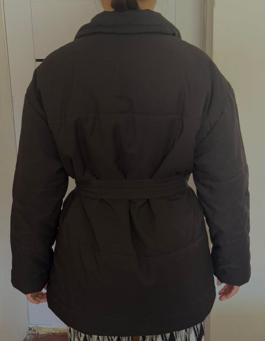 Чёрная короткая куртка