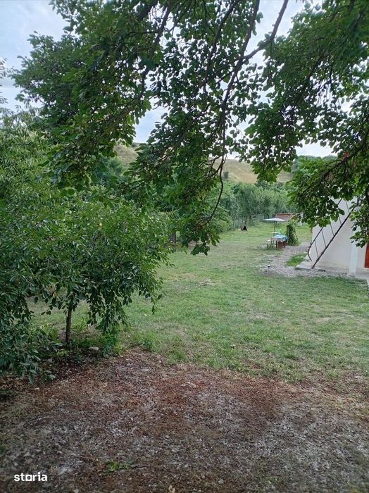 Casa cu etaj in sat Poiana-Braesti