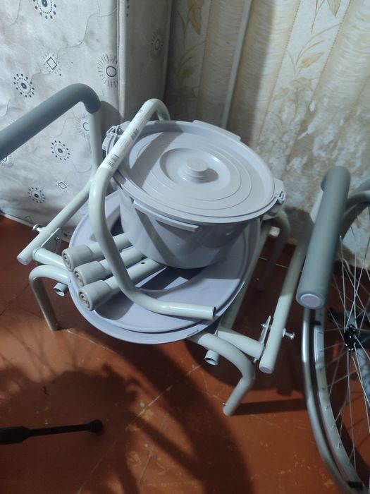 Продам коляску,, ходунки, горшок