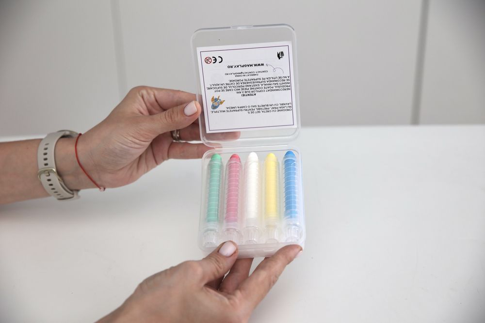 Tabla magnetica adeziva Arkolino, 60x100 cm + CADOU set 5 creioane