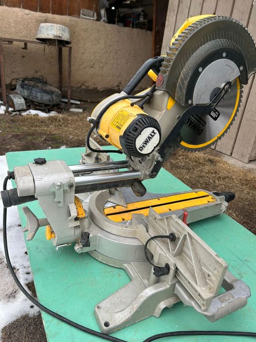 Торцовочная пила DeWALT DWS780