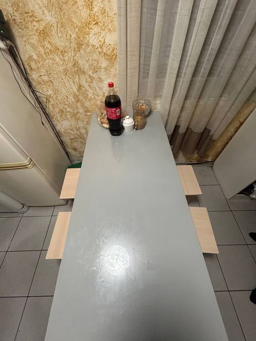 Стол для кухни в месте 4 табуретки.