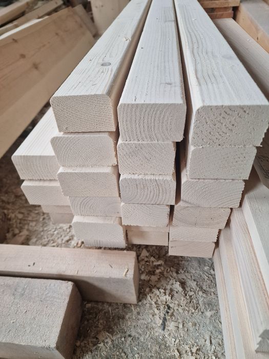 Изработва детайли за пейки и огради