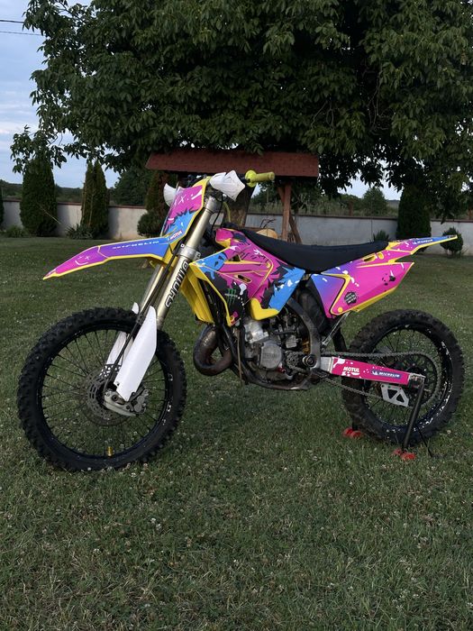 Suzuki rm125.
