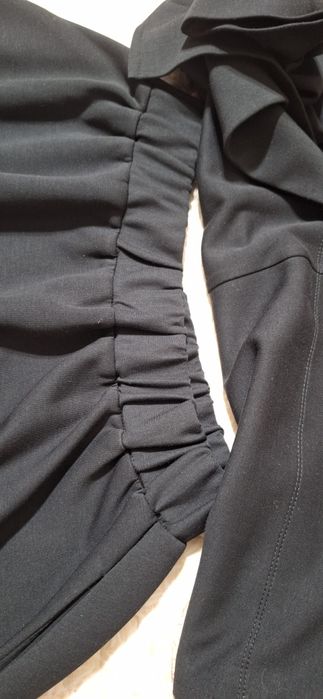 Кофта ва юбка ойшо матодан килинган. Куз ва киш мавсуми учун ажойиб.