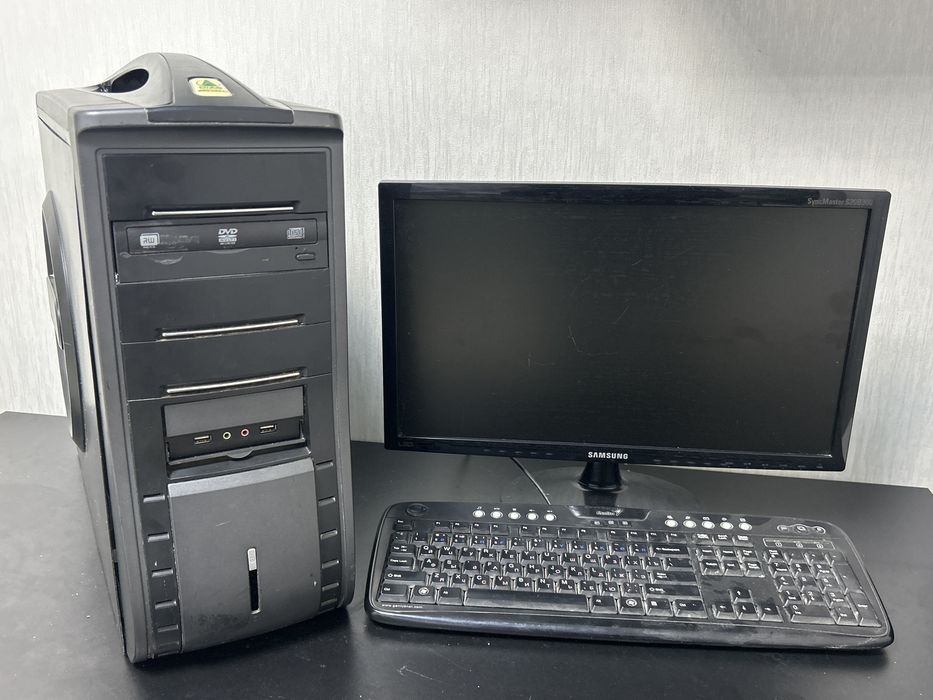 Монитор с процессом и клавиатурой