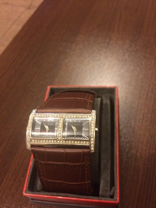 Часовник Betty Barclay с камани Swarovski