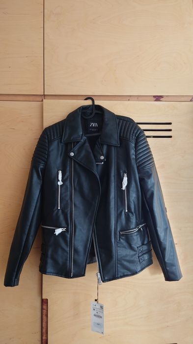 Чисто ново яке от изкуствена кожа Zara, размер М, но отговаря на S