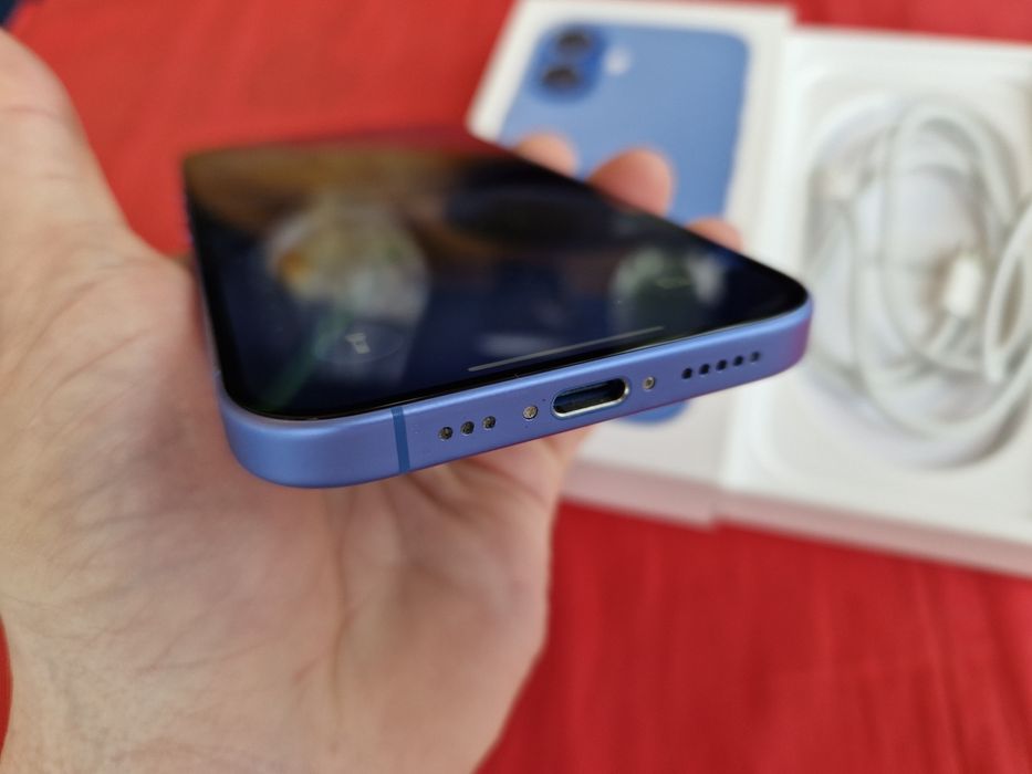 -Iphone 16, ca Nou, 128Gb, 8Ram, 137 cicluri incarcare, folosit 3 luni