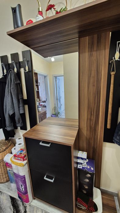 Малък шкаф, мини етажерка, портманто и закачалки за якета