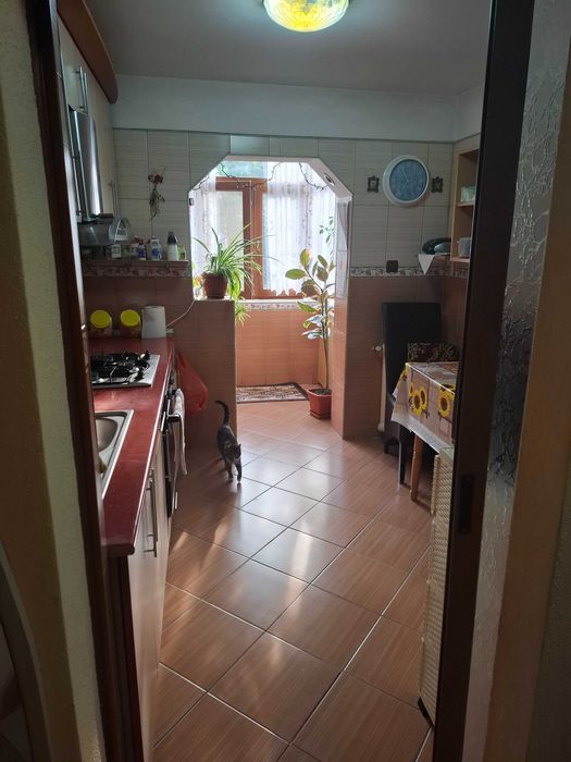 APARTAMENT 2 CAMERE DE VÂNZARE – 49 MP  – ETAJ 3  Se vinde apartament cu 2 camere, decomandat, confort 1, cu suprafața de 49 mp, situat la etajul 3.