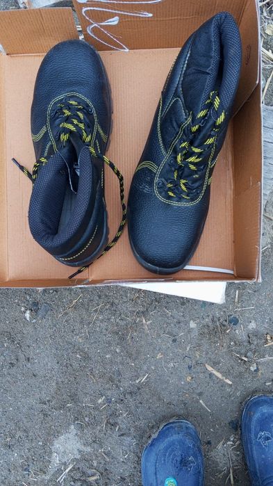 Аяқ киім сатылады