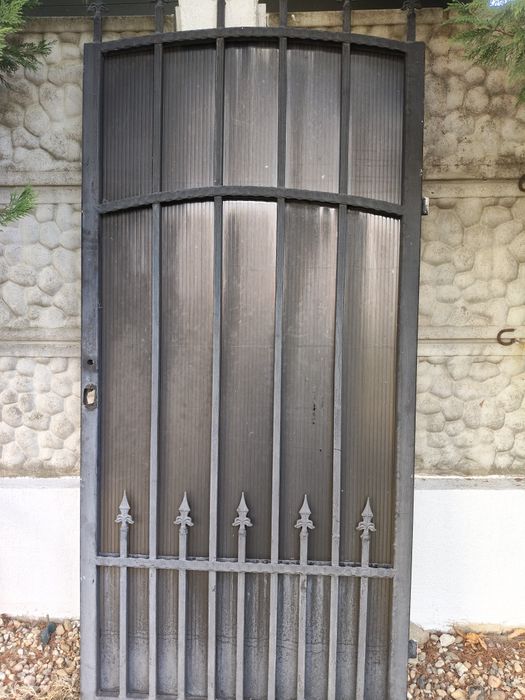 Vând poarta metalica ,auto și pietonala