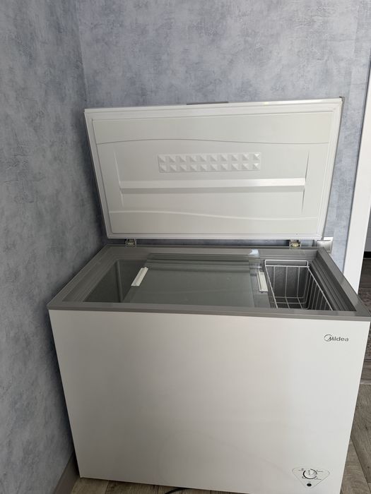 Морозильник Midea BD-240 б/у белый