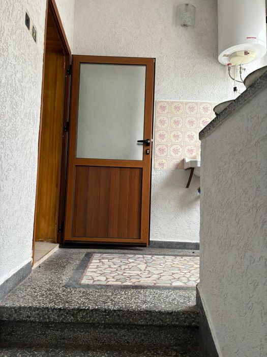 ЕТАЖ от КЪЩА с РЗП 110 кв.м, двор 320 кв.м, град Карлово