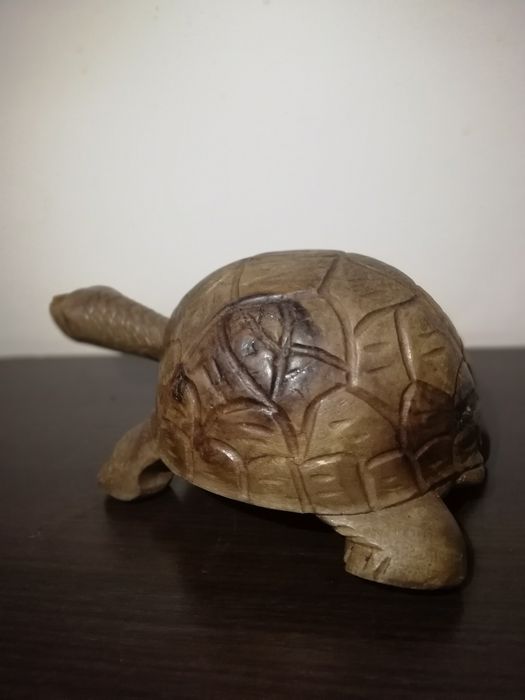 Много красива фигурка на костенурка от дърво