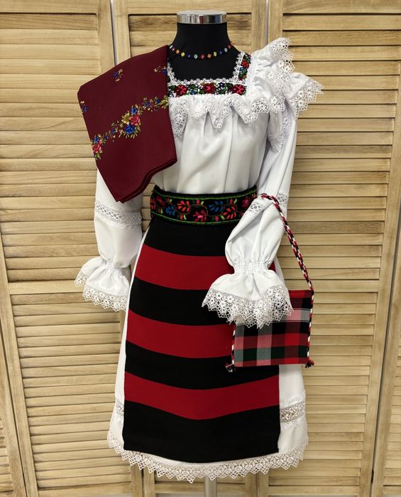 Costum traditional de Maramures pentru femei cu zadii set complet
