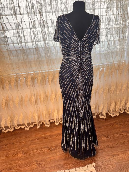 Един път носена тъмно синя светеща рокля