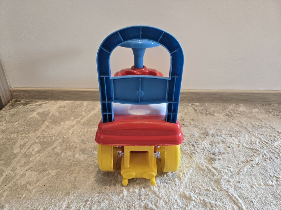 Пластмасова количка за яздене и бутане с багажник