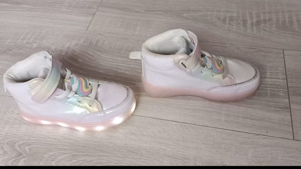 Vând adidași cu unicorni