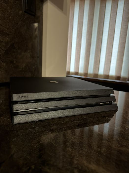 PS4 PRO / Плейстейшън 4 Про 1TB - Като НОВ!
