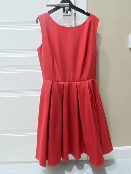 Красивое красное платье