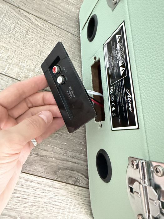 Виниловый проигрыватель и диски в подарок