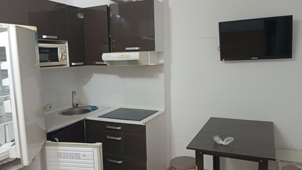 Вытяжка в рабочем состоянии и стол