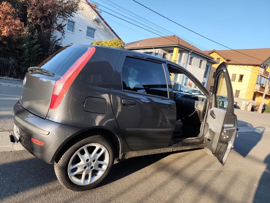Mașină Fiat Punto