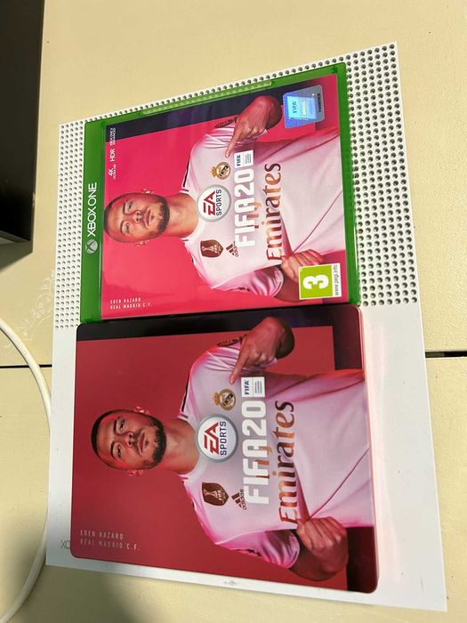 XBox One 500гб, 1 джойстик и игри