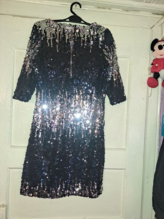 Vând rochițe cu paiete